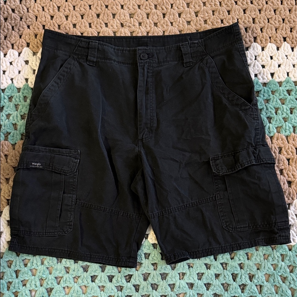 Wrangler Black Cargo Shorts Men’s sz 36